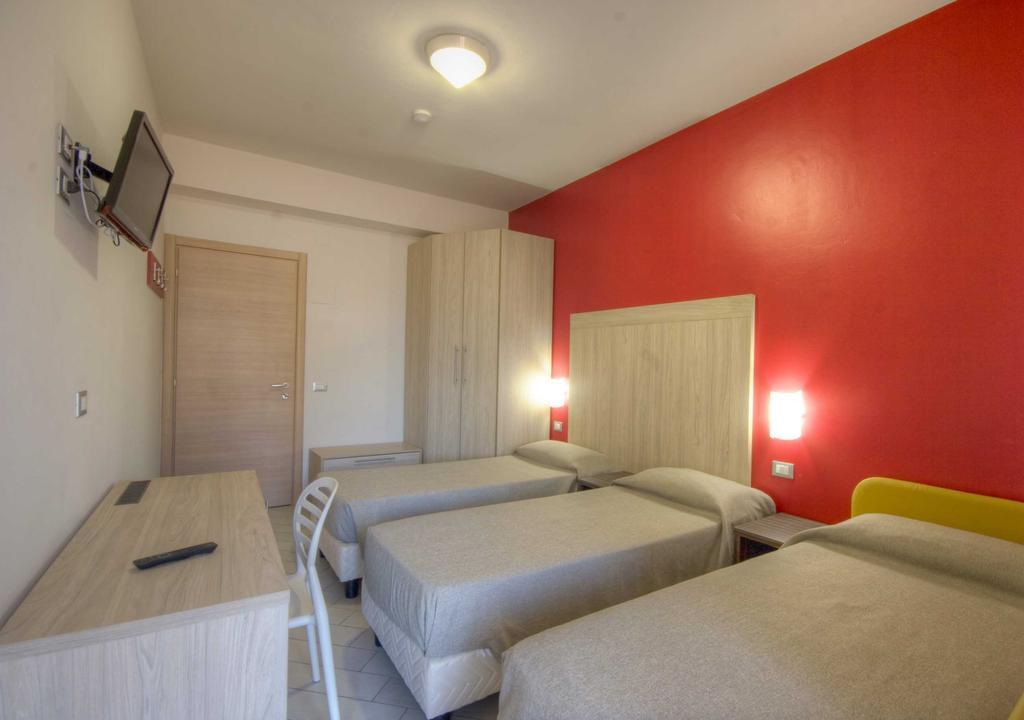 Hotel Sydney Сан Бенедето дел Тронто Стая снимка