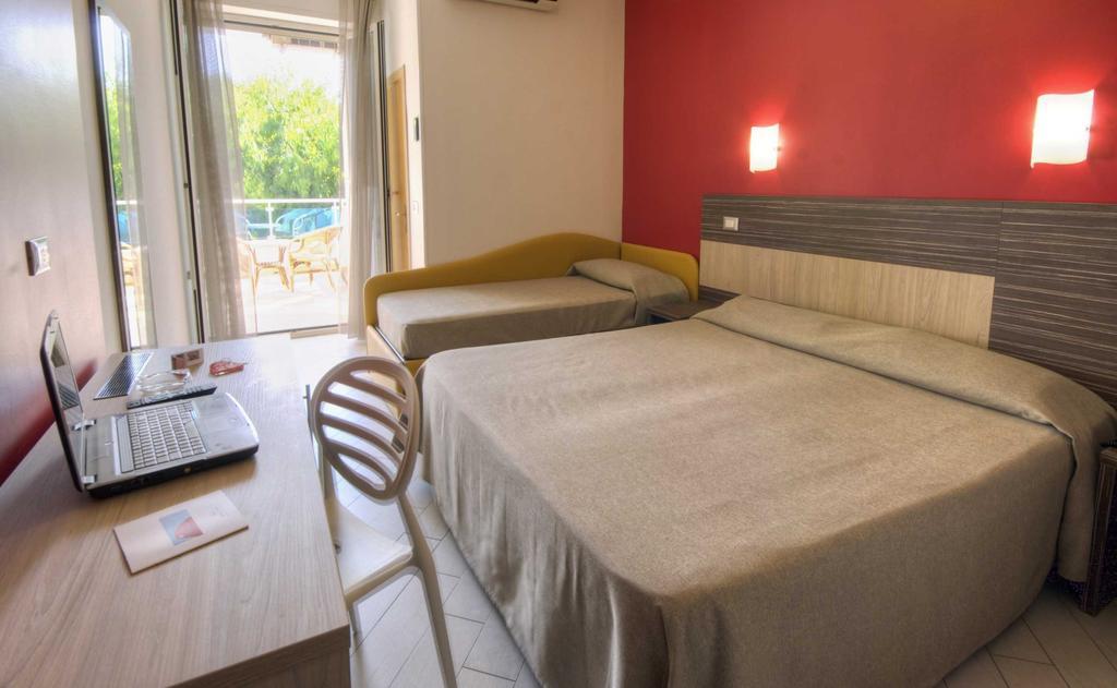 Hotel Sydney Сан Бенедето дел Тронто Стая снимка